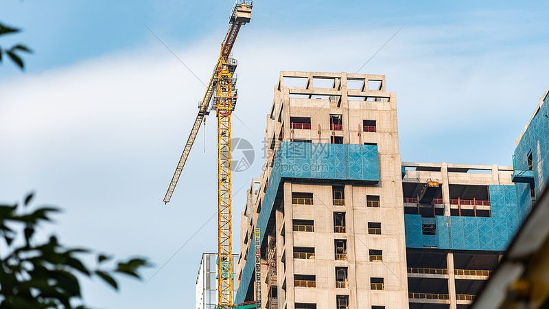 工程监理与项目管理：女性在建筑行业的职业选择